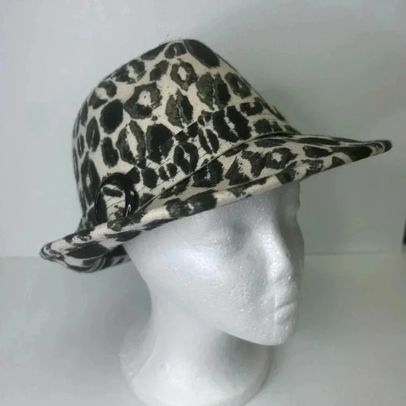 Kirna Zabete Accessories - 🖤”Kirna Zabete” 100% Wool Fedora Cream w/ Black/Gray Kiss Print 💋